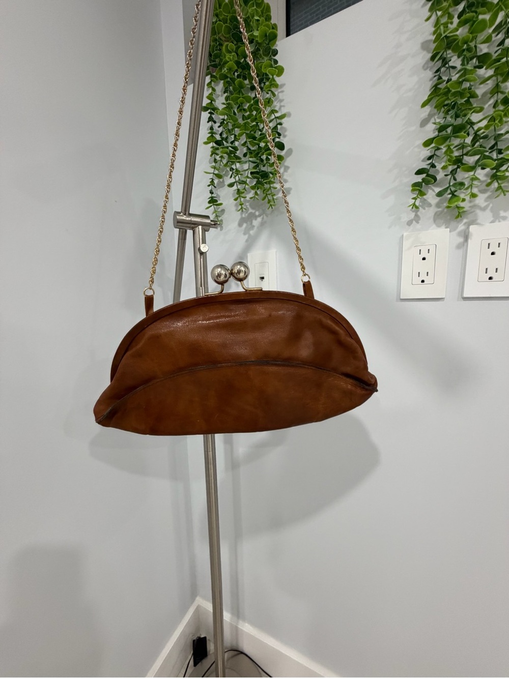 Vintage-Style Brown Leather Kiss-Lock Clutch with Chain